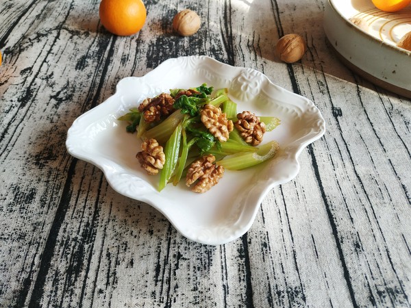 高纖又補腦的涼拌輕食——西芹拌桃仁的做法-酸甜味拌菜譜