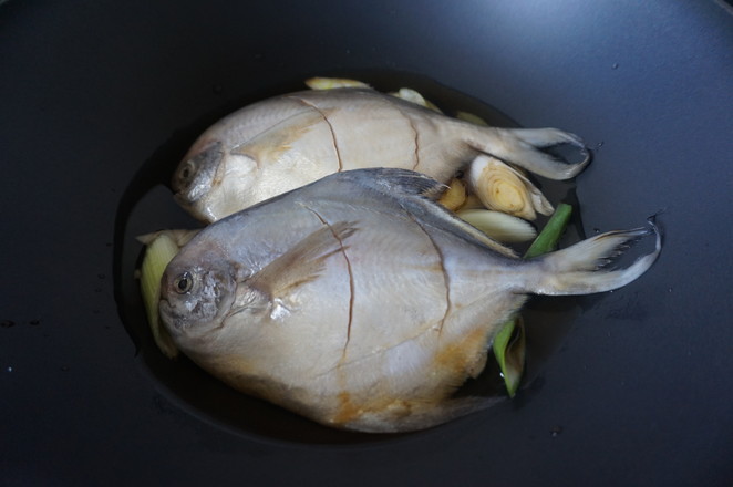 不用煎烤炸也可以做出美味的鯧魚的做法-家常味燒菜譜