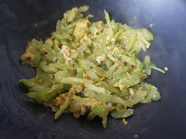 可以吃出肉的味道素菜——西芹滑蛋的做法-家常味炒菜譜