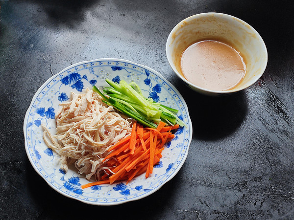 涼拌雞絲的做法-麻醬味拌菜譜