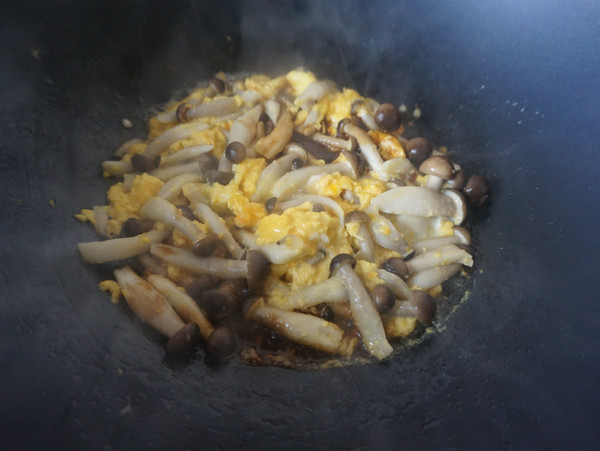 蟹味菇炒雞蛋的做法-家常味炒菜譜