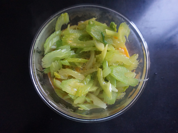 可以吃出肉的味道素菜——西芹滑蛋的做法-家常味炒菜譜
