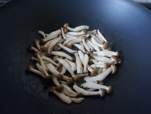 蟹味菇炒雞蛋的做法-家常味炒菜譜