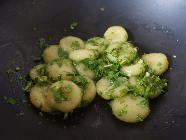 薺菜炒土豆疙瘩的做法-家常味炒菜譜