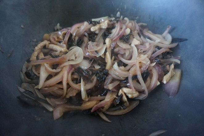 洋蔥木耳炒肉絲的做法-家常味炒菜譜