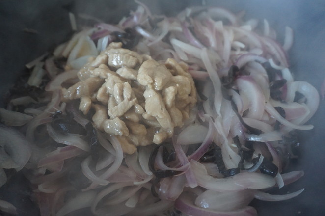 洋蔥木耳炒肉絲的做法-家常味炒菜譜