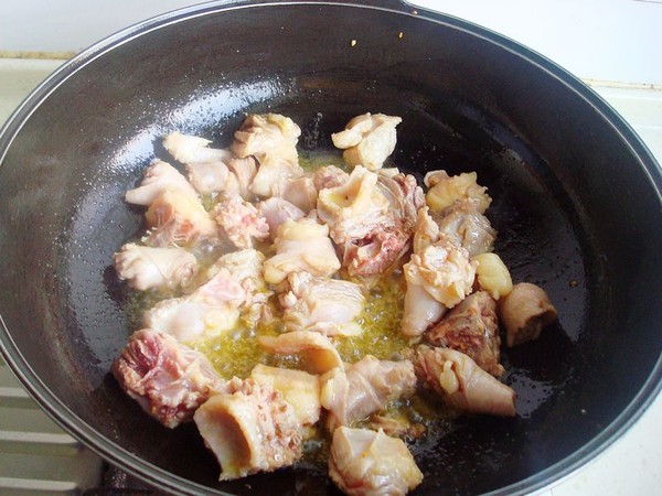 干豇豆香菇燒土雞的做法-香辣味燒菜譜