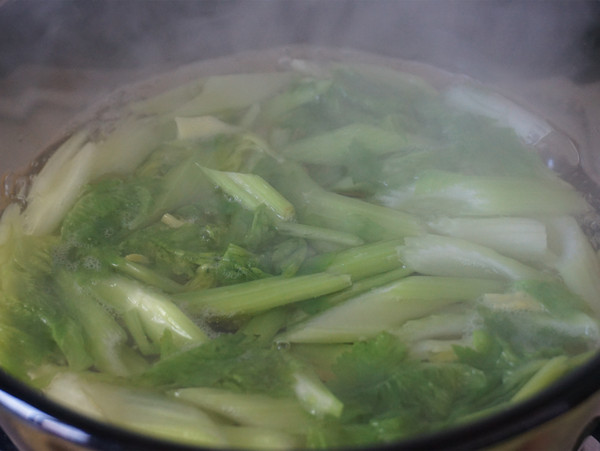 高纖又補腦的涼拌輕食——西芹拌桃仁的做法-酸甜味拌菜譜