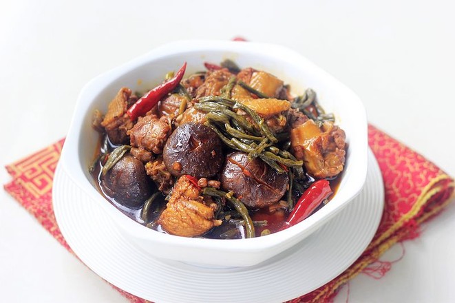 干豇豆香菇燒土雞的做法-香辣味燒菜譜