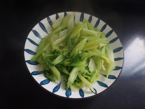 高纖又補腦的涼拌輕食——西芹拌桃仁的做法-酸甜味拌菜譜