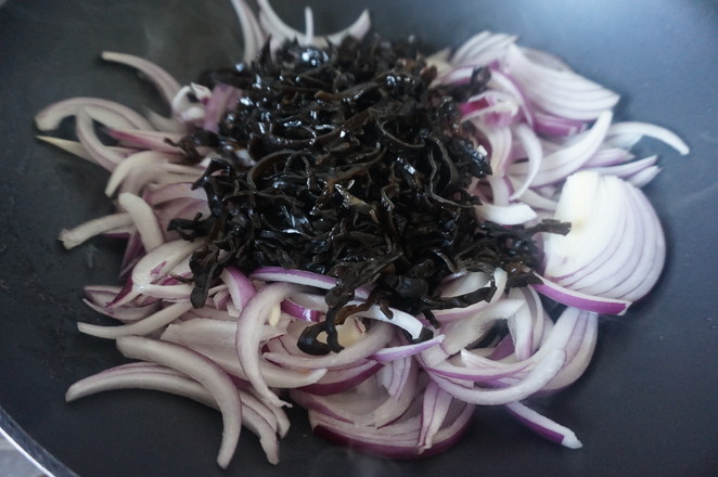 洋蔥木耳炒肉絲的做法-家常味炒菜譜
