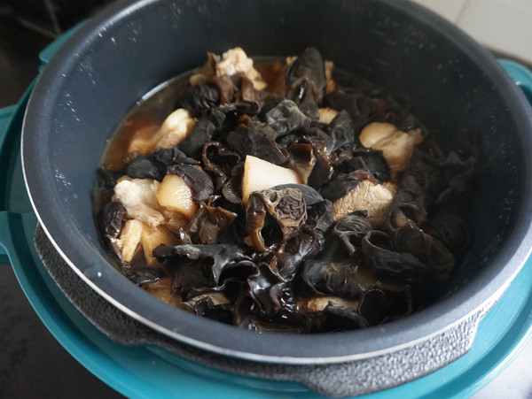 木耳燉肉的做法-醬香味燉菜譜