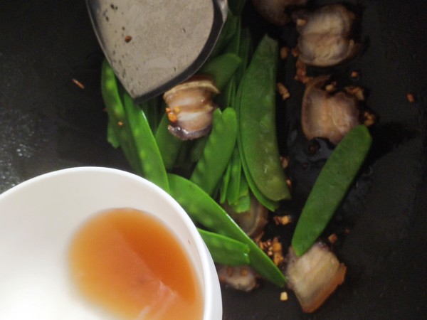 荷蘭豆炒臘肉的做法-咸鮮味炒菜譜