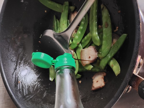 荷蘭豆炒臘肉的做法-咸鮮味炒菜譜