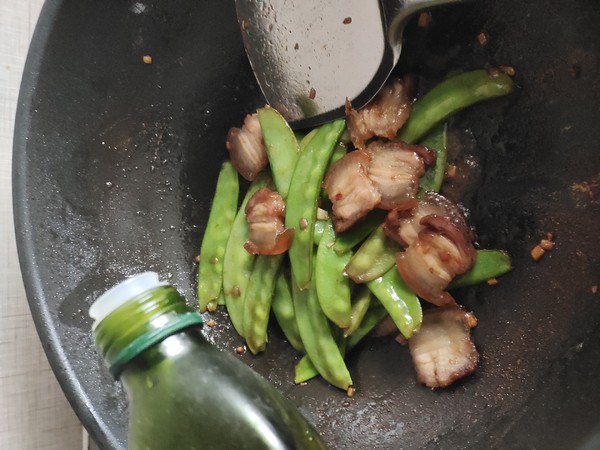 荷蘭豆炒臘肉的做法-咸鮮味炒菜譜