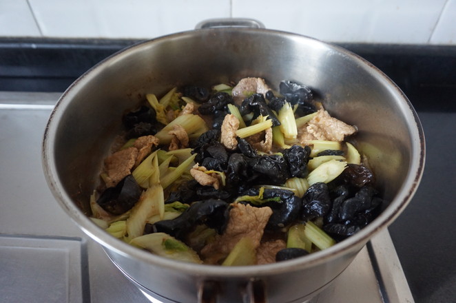 西芹木耳炒肉片的做法-醬香味炒菜譜