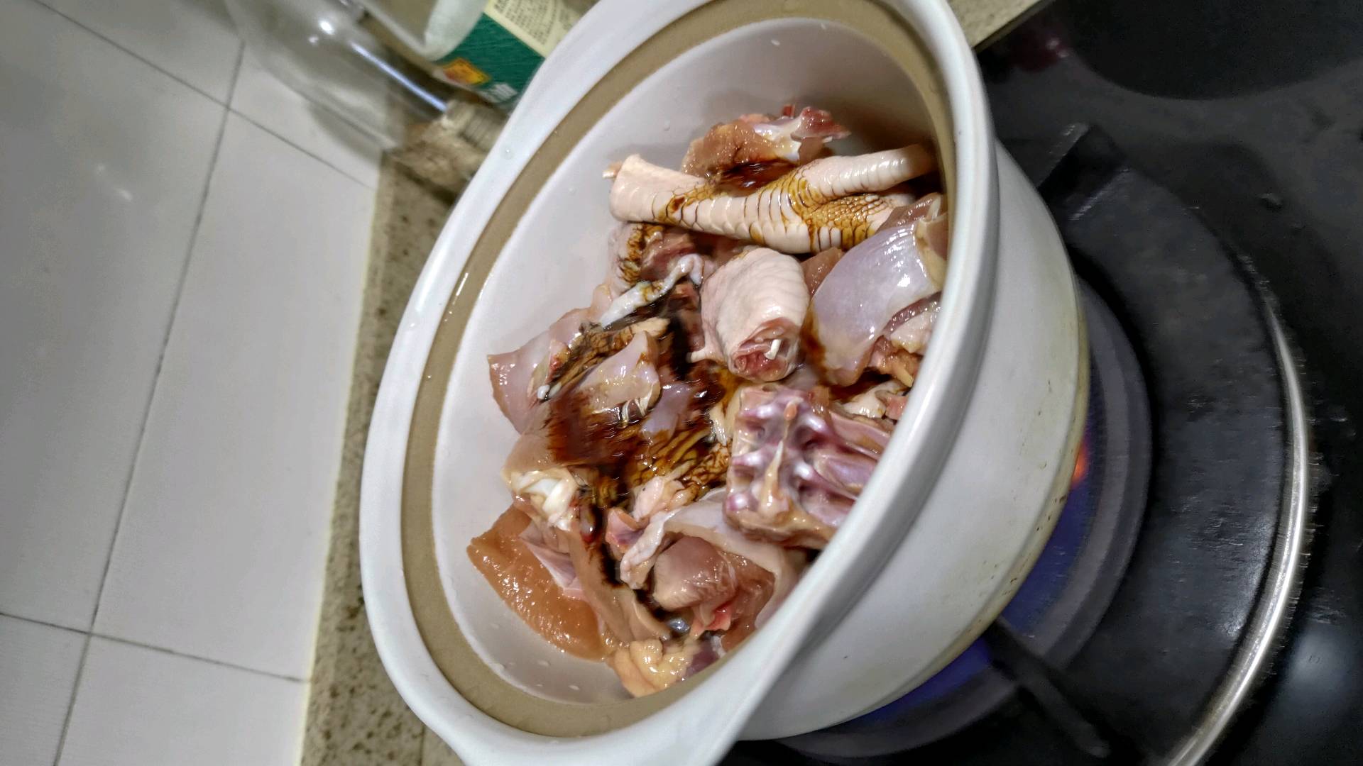 基礎粵菜 沙姜啫啫雞煲的做法-咸鮮味燜菜譜