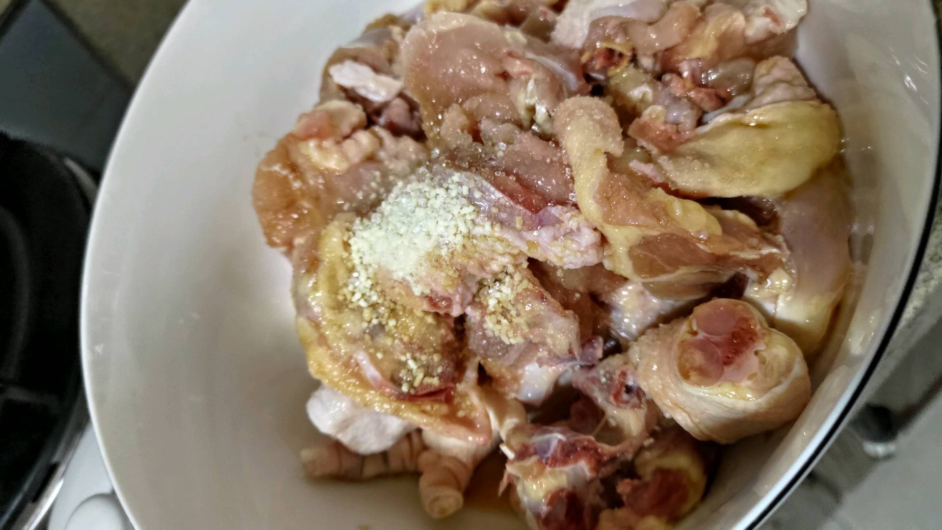 基礎粵菜 沙姜啫啫雞煲的做法-咸鮮味燜菜譜