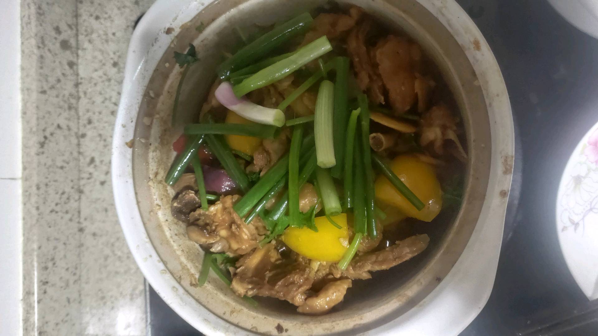 基礎粵菜 沙姜啫啫雞煲的做法-咸鮮味燜菜譜