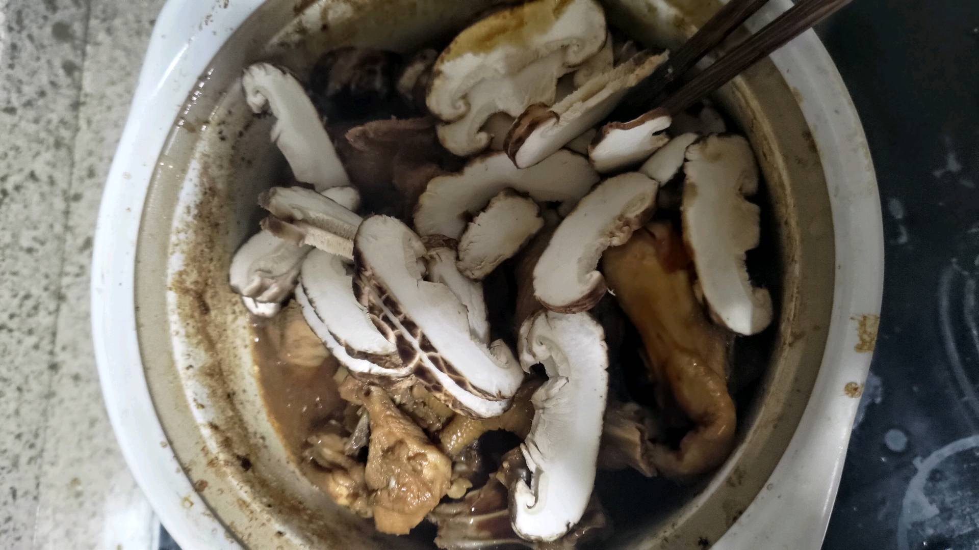 基礎粵菜 沙姜啫啫雞煲的做法-咸鮮味燜菜譜