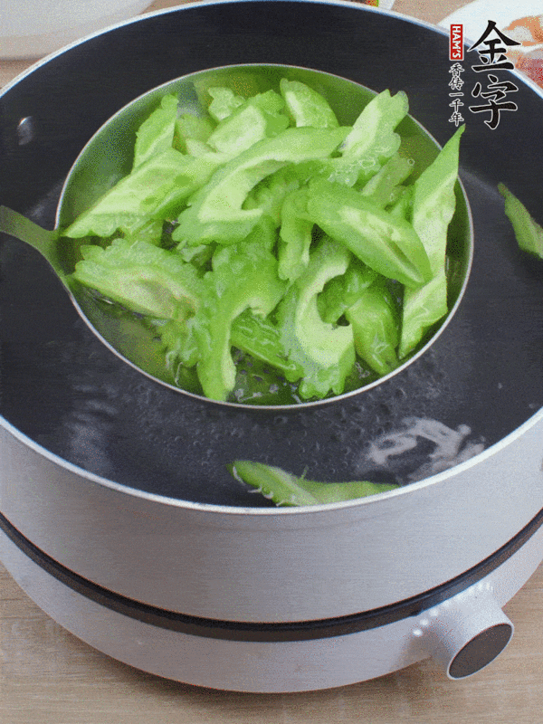 香腸蒸涼瓜小排的做法-家常味蒸菜譜