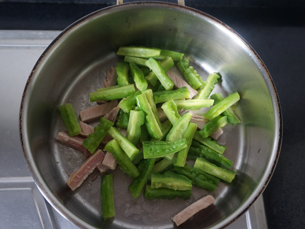 苦瓜炒咸肉的做法-家常味炒菜譜