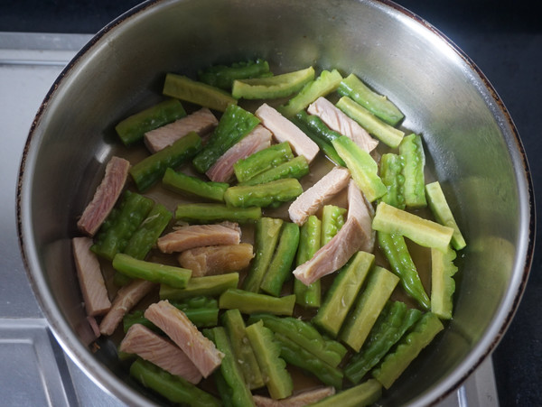 苦瓜炒咸肉的做法-家常味炒菜譜