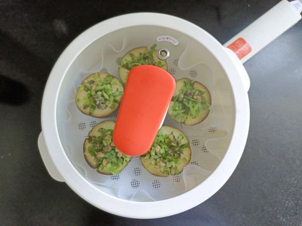 芹菜香菇夾茄子的做法-家常味蒸菜譜