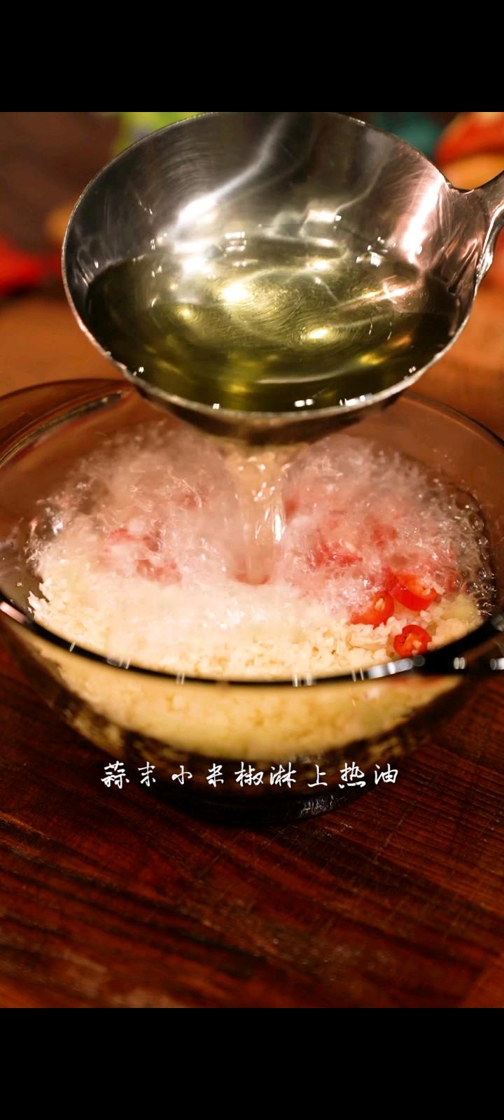 滑嫩多汁的蒜蓉生蠔煲，一口一個太滿足了的做法-咸鮮味蒸菜譜