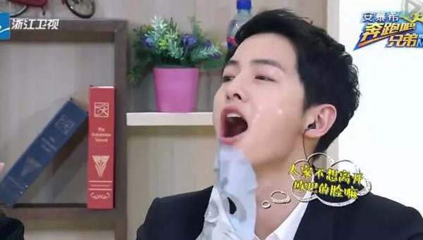  熱血動漫也可滿滿的膠原蛋白 不管在哪都不忘敷面膜 