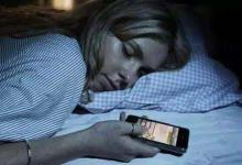 放下手機！睡前玩手機或是肌膚問題根源