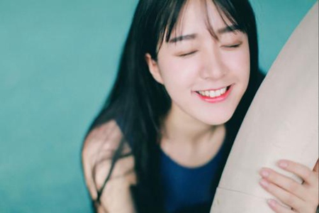 睡前護膚要怎么美白祛斑，女生洗臉、涂精華一步都不能少