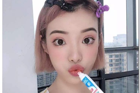 女性嘴巴容易長泡，反復性唇炎的預防和治療