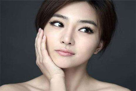 漂亮美女想要白皙肌膚，這些護(hù)理小竅門(mén)最重要