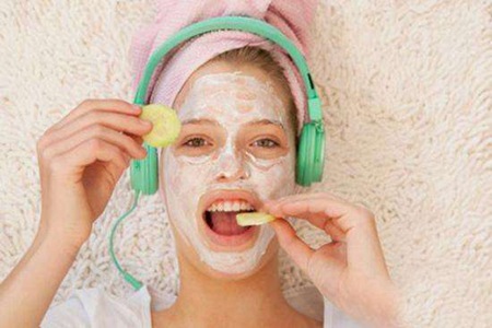 自制香蕉蜂蜜面膜越敷越美，控油補水效果明顯