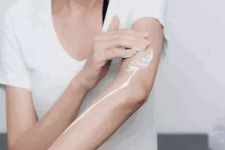 除了面部護(hù)理，女性更需要注重身體護(hù)理，能提升氣質(zhì)