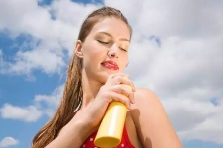 除了面部護(hù)理，女性更需要注重身體護(hù)理，能提升氣質(zhì)