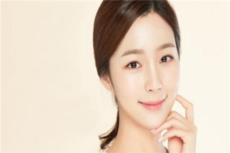 臉上護膚兩大必備品，隔離霜和防曬霜的區別所在