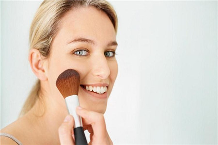 選擇粉底液還是粉底膏，這三個(gè)條件是關(guān)鍵