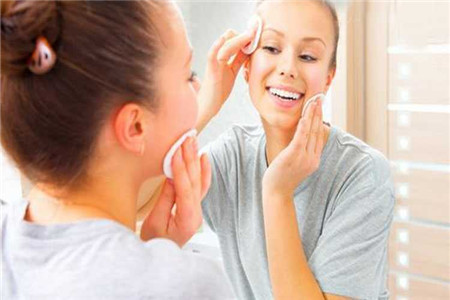 臉上肌膚長斑的三個重要原因 女性一定要避免皮膚色衰暗沉-易網健康養生網 臉上肌膚長斑的三個重要原因 女性一定要避免皮膚色衰暗沉