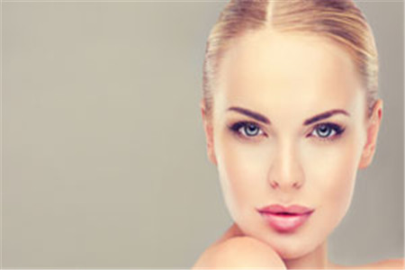 化妝新手必備的化妝品,每日護(hù)膚有小技巧-易網(wǎng)<a href=http://www.gyfww.com/ target=_blank class=infotextkey>健康養(yǎng)生</a>網(wǎng) 化妝新手必備的化妝品,每日護(hù)膚有小技巧