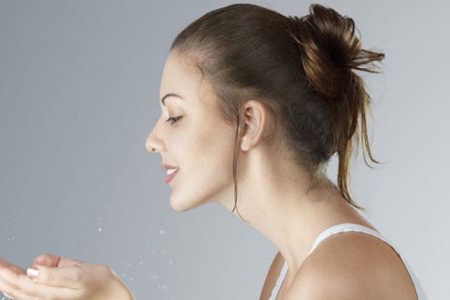 女生護(hù)膚如何去黑頭，毛孔粗大的收縮方法