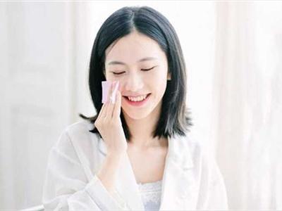 為什么說肌膚問題多靠保濕保養，如何給皮膚補水最關鍵