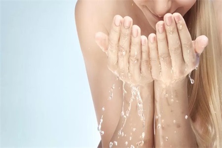 夏天皮膚出油怎么辦？首選雛菊控油保濕精華乳解決大麻煩