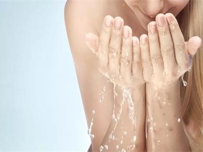 夏天皮膚出油怎么辦？首選雛菊控油保濕精華乳解決大麻煩