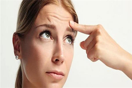 面部肌膚太顯老,可能是你抬頭紋太明顯-易網健康<a href=http://www.gyfww.com/jkys/ target=_blank class=infotextkey>養生</a>網 面部肌膚太顯老,可能是你抬頭紋太明顯