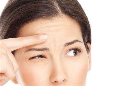 面部肌膚太顯老,可能是你抬頭紋太明顯-易網健康養生網 面部肌膚太顯老,可能是你抬頭紋太明顯