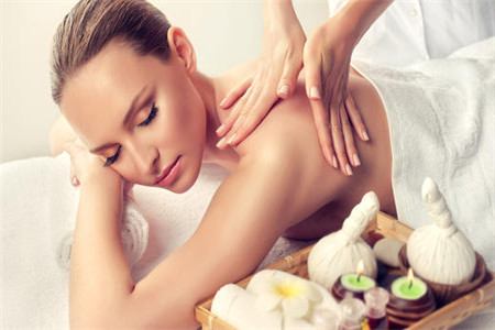 不要再固定使用一套化妝品，更換水乳護膚品的技巧注意事項