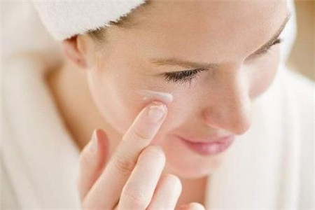 睡前給肌膚保濕護理的機會，夜間護膚步驟關鍵性強