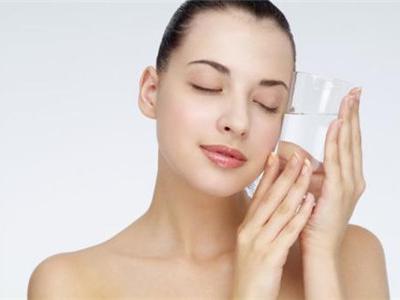 為什么女人對自己的化妝品要求那么高，選對好的產品護膚效果達到雙倍